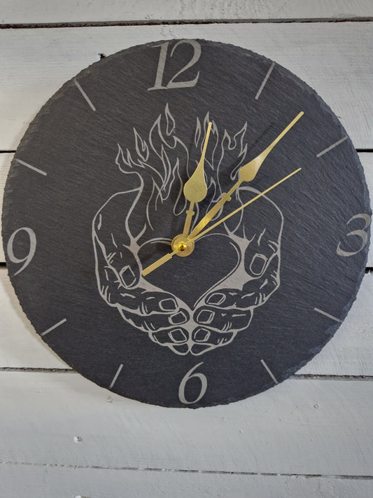 Schiefer Uhr Flammendes Herz