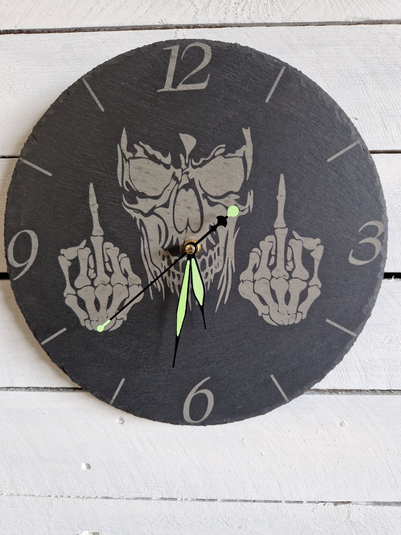 Schiefer Uhr Totenkopf