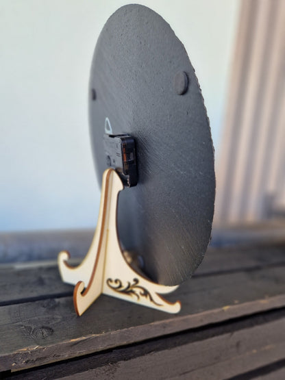 Schiefer Uhr Totenkopf