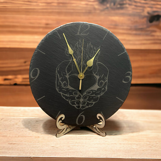 Schiefer Uhr Flammendes Herz